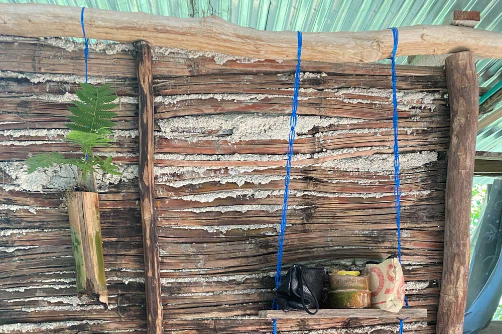 Zwei Duschen und Komposttoiletten stehen für unsere Teilnehmer:innen zur Verfügung.