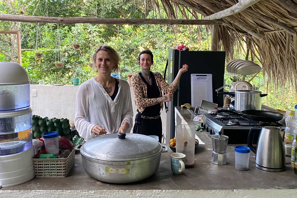 In unserer Outdoorküche und über dem Feuer wird lecker für uns gekocht! Tee und Kaffee könnt ihr euch jederzeit zubereiten.