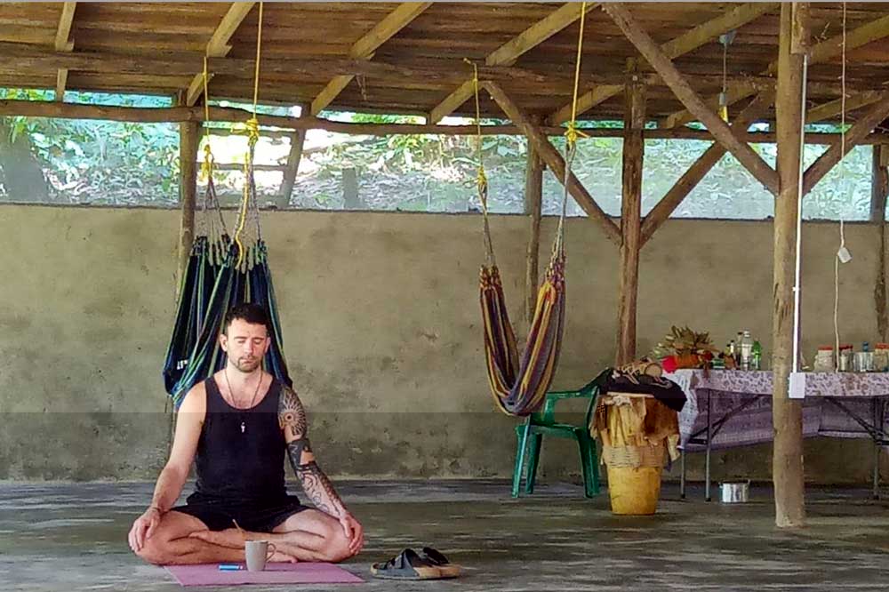 Die Maloca steht dem Tribe rund um die Uhr zur Verfügung, um beispielsweise Yoga zu machen oder es euch auf dem Sofa oder in den Hängematten gemütlich zu machen.
