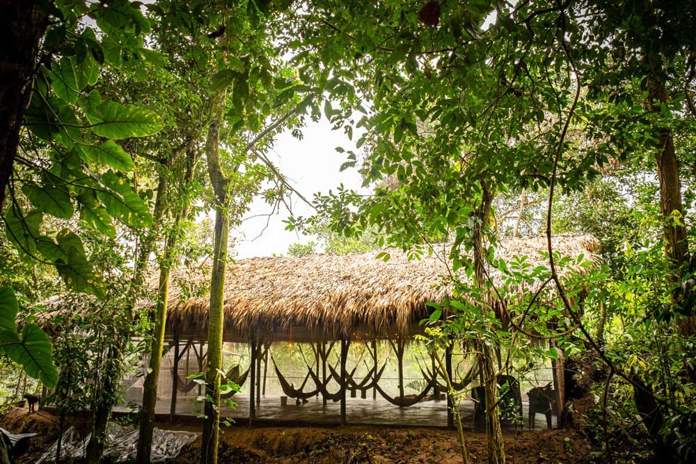 Das Erdgeschoss unserer Maloca ist der Gemeinschafts- und Aktionsraum. Die Yagé Zeremonien finden hier statt.