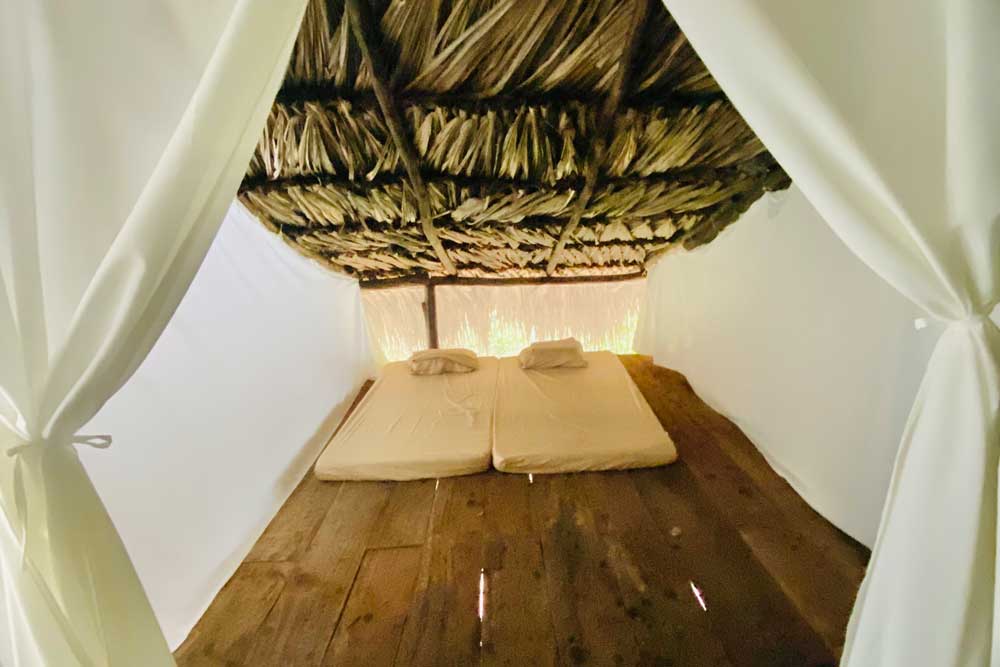 In der oberen Etage befinden sich voneinander abgetrennte Schlafbereiche mit Matratzen. Wir bereiten die Schlafkabinetten als Einzel- oder Doppelplätze für Paare zurecht.